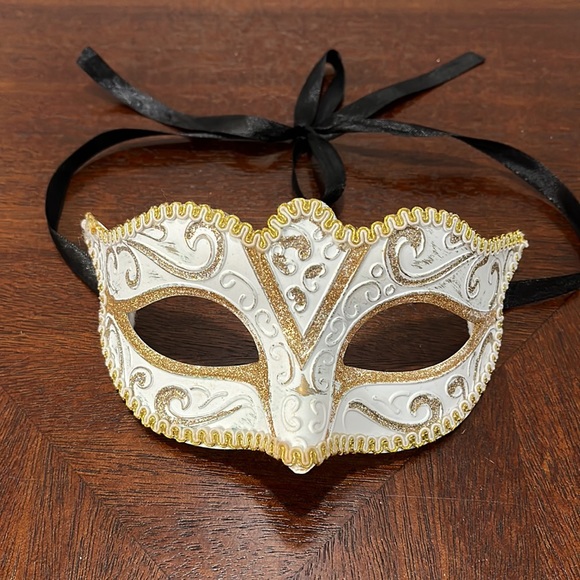 White Masquerade Mask - Picture 3 of 13